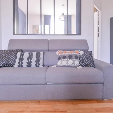 Le Parisien Chic Et Elegant Apartment